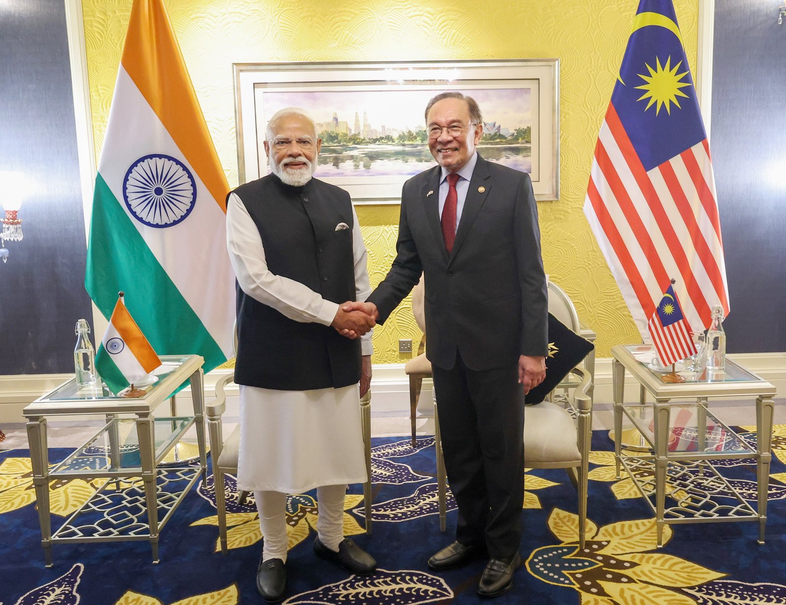 Prime Minister holds official talks with Prime Minister of Malaysia